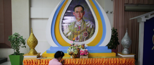 La Thailandia piange il suo re: un “semi-Dio” che amava jazz e fotografia