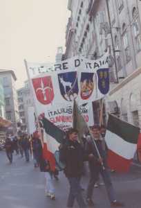 Striscione dei giovani missini per rivendicare l'italianità di Istria e Dalmazia