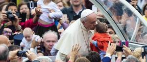 I vescovi all’attacco dei manifesti contro Papa Francesco: solo volgarità