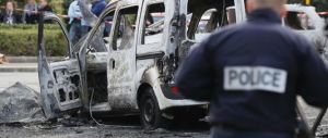 Parigi, è di nuovo violenza: molotov contro la polizia, 2 agenti gravissimi