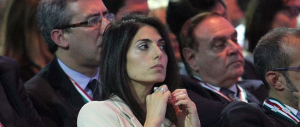 Ai fondi pubblici un’indagata per corruzione. La Raggi chiede scusa
