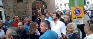 Agguato dei centri sociali, uova marce contro Salvini a Padova: interviene la polizia