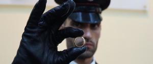 Un carabiniere inizia a mostrare ciò che è stato recuperato del tesoro del narcos