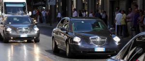 L’ex sindaco Pd va alle nozze con l’autoblu: “Non potevo andarci in Panda”