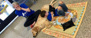 Commuove il mondo la foto del bimbo autistico sdraiato sul suo cane