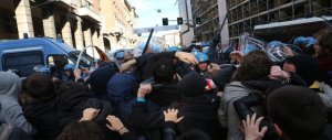 Sgombero a Bologna. Scontri tra la polizia e i centri sociali okkupanti