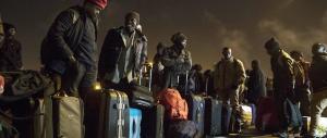 Francia, iniziato lo sgombero nella giungla di Calais. Gli agenti al lavoro