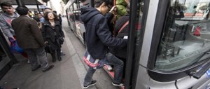 Stop di un sindaco: niente autobus per gli immigrati che disturbano le ragazze