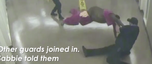 Video choc dagli Usa, 6 agenti contro un detenuto: “Non respiro”. E muore
