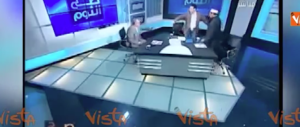 “Niente velo per le donne”. Imam moderato preso a scarpate in tv (video)