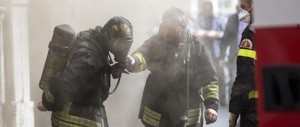 Profugo incendia la casa di una donna e finge di soccorrerla per darsi un alibi