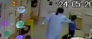 «Imbecilli», «disgraziati», altro orrore all’asilo: maestra finisce nei guai (video)