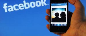 Per vendetta mette foto hard della ex tredicenne su Facebook: denunciato