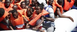 Sbarchi, 11.000 migranti soccorsi in 2 giorni. Ma per Renzi e Alfano va tutto bene