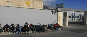 600 migranti al posto della scuola di polizia: cittadina sarda in rivolta