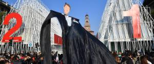 Renzi rappresentato come un fantoccio al corteo di Milano