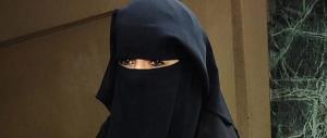 Donna col niqab rifiuta di farsi riconoscere: indaga la procura