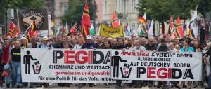 «Merkel vai a casa». Proteste del movimento anti-Islam a Dresda