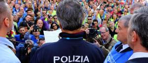 Contro i tagli, la polizia compra una pagina di giornale: “Protestate con noi”