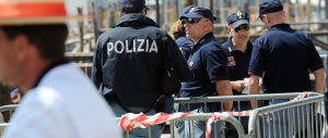 Rapina in una gioielleria a Venezia, la titolare picchiata a sangue dai banditi