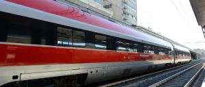 Coppia di Rom investita e uccisa da un treno: perché era sui binari?