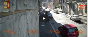 Torino, scippatore egiziano colpisce un’anziana e la fa cadere a terra (video)