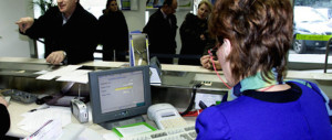 Truffava i clienti della banca in cui lavorava: sotto accusa un’impiegata