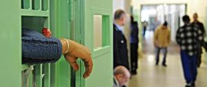 Uccide la madre con 20 coltellate e le lascia sul corpo un biglietto: «La odio»