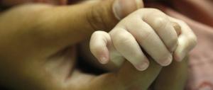 Utero in affitto: contro il commercio di bambini, un fronte politico trasversale