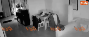 Terremoto, la scossa a Roma Nord filmata da una telecamera (Video)