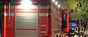 Incendio in un palazzo, una famiglia si getta dal secondo piano: sette feriti