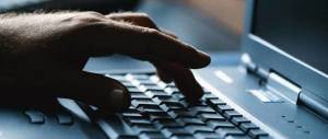 Adescava e ricattava ragazzine con un falso profilo Fb: arrestato 35enne