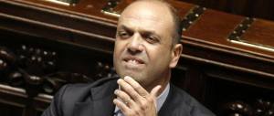Alfano non si stacca dalla poltrona: «Comunque vada, restiamo qua»