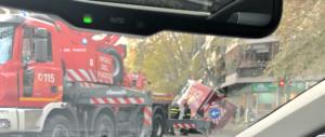 Roma a pezzi: automezzo dei netturbini sprofonda in una voragine