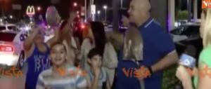 Festeggia con la pala la morte di Castro: “Gli scavo io la fossa” (video)