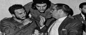 In questa foto del 1960 il rivoluzionario Ernesto "Che" Guevara con Fidel Castro, e (a destra) con il presidente cubano Osvaldo Dorticosin un ristorante de L'Avana 