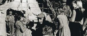 Il Presidente Fidel Castro parla con alcuni bambini nella Sierra Maestra, Cuba 1958. Molte di queste foto provengono dalla sua autobiografia pubblicata nel 2010