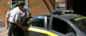Pluripregiudicato investe una donna e le scippa la borsa al centro di Roma