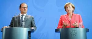 Hollande e la Merkel sotto choc. E dai loro staff arrivano le prime gaffe