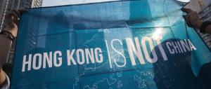 Hong Kong, migliaia in piazza contro Pechino: vogliono la “exit” dalla Cina (fotogallery)