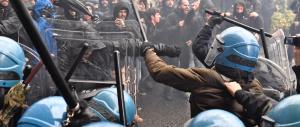 Guerriglia a Firenze: scontri tra polizia e manifestanti No Renzi (VIDEO)