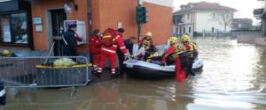 Le operazioni di soccorso alla popolazione di Moncalieri