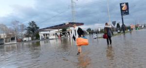 Disagi durante l'evacuazione di Tetti Piani, frazione di Moncalieri (Torino), 