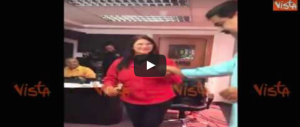 I venezuelani esasperati in piazza. E Maduro se la spassa ballando (video)