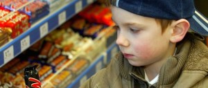Troppi cibi spazzatura nella pubblicità per bambini: l’Oms lancia l’allarme