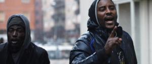 Guerriglia a Torino, profughi in strada seminano terrore contro i residenti (video)