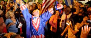 “È la fine di un incubo”. A Miami esuli in festa per la morte di Fidel Castro (VIDEO)