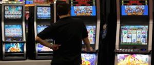 Lascia il figlio di 3 anni in macchina al freddo per giocare alle slot: arrestato