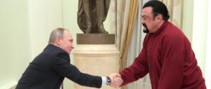 Steven Seagal riceve il passaporto russo direttamente dalle mani di Putin