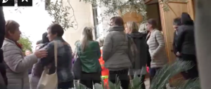 Moglie bruciata viva a Sassari, la rabbia e il dolore ai funerali (video)